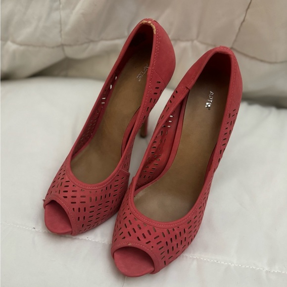 Apt 9. Size 10 Pink platform heel - Picture 3 of 5